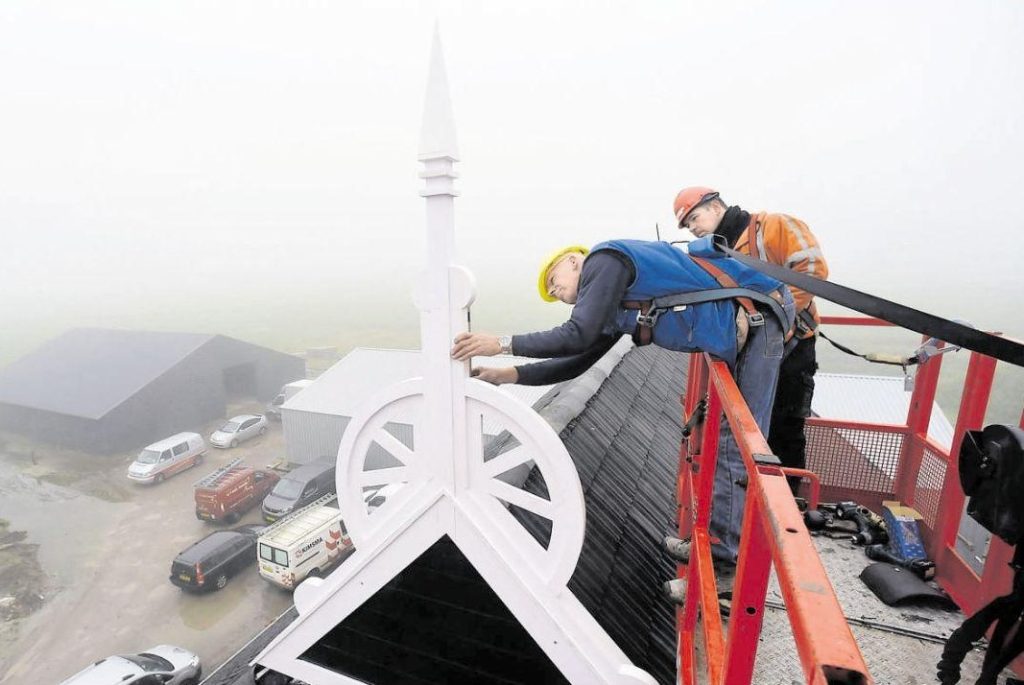 Plaatsing uilebord in de mist Friesland