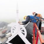 Plaatsing uilebord in de mist Friesland